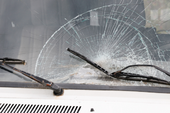 Why You Shouldn't Drive With a Cracked Auto Glass Windshield